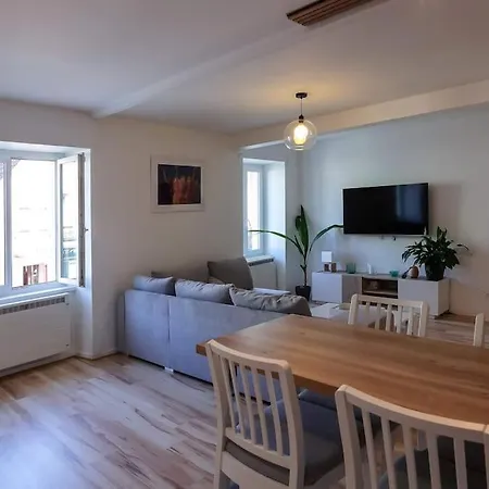 Apartment Centre *
